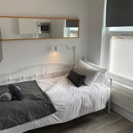 London Studios: Central Line Convenience near Westfield